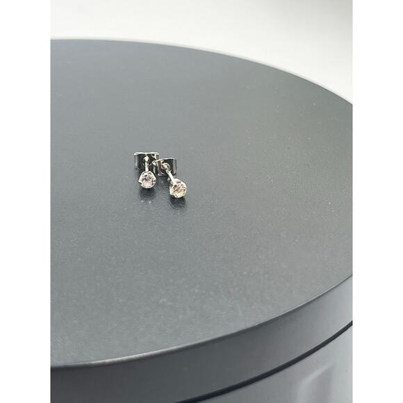 Vintage Studex 585 14k White Gold
Clear Cubic Zirconia 3mm Stud Earrings - Picture 7 of 9